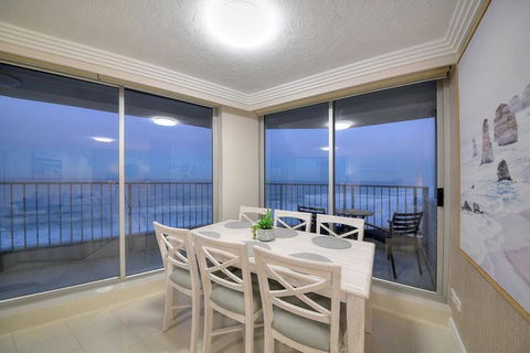 Spectacular Luxury Beachfront Apartment - Accommodation Main Beach 3