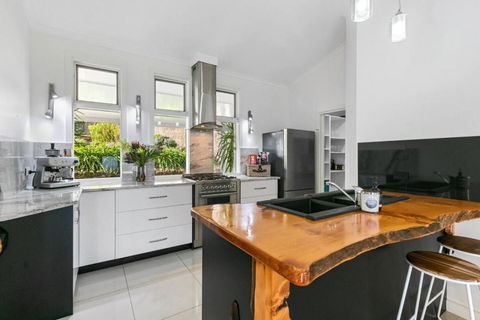 Sunset Estate In Mount Osmond - Accommodation Main Beach 2