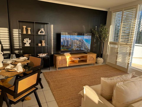 Surfers Paradise - Beachfront Apartment - Accommodation Main Beach 2