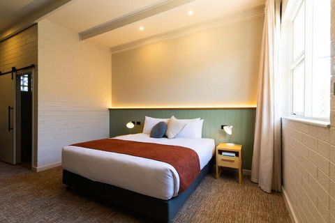 The Clovercrest Hotel Motel - Accommodation Main Beach 0