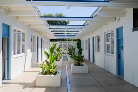 The Clovercrest Hotel Motel - Accommodation Main Beach 1