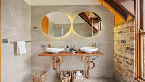 The Coach House At Berrilee - Accommodation Main Beach 3