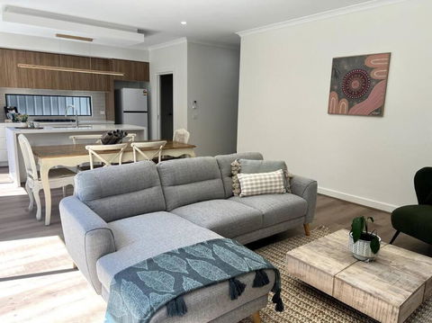 The Cosy Cottage - Accommodation Main Beach 0