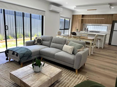 The Cosy Cottage - Accommodation Main Beach 1