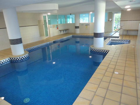The Crest Apartments - Accommodation Main Beach 2