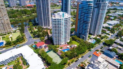 The Crest Apartments - Accommodation Main Beach 0