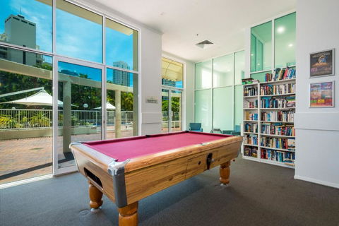 The Crest Apartments - Accommodation Main Beach 3