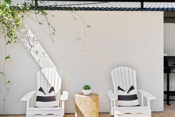 The Goldie with Accommodation Main Beach