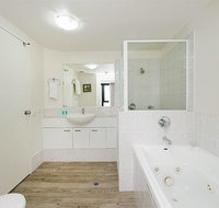 Beachside Neptune Resort Apt Upgraded - Accommodation Main Beach
