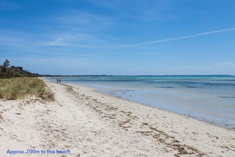 Beautiful Beachfront Apartment At Capel Sound - Accommodation Main Beach 0