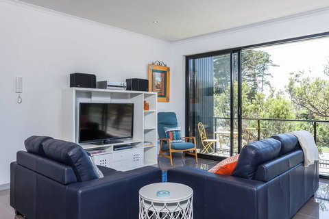Beautiful Beachfront Apartment At Capel Sound - Accommodation Main Beach 1