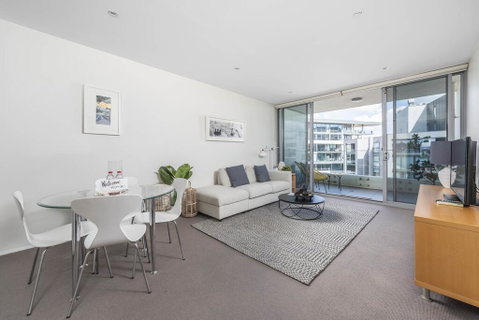 Beautiful Modern Lake View Apartment - Accommodation Main Beach 3