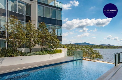 Beautiful Modern Lake View Apartment - Accommodation Main Beach 0