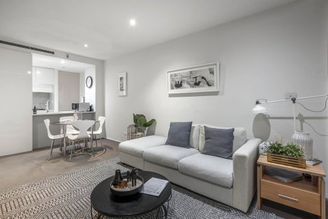 Beautiful Modern Lake View Apartment - Accommodation Main Beach 2