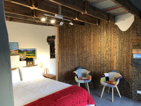 Bed In A Shed Too - Accommodation Main Beach 1