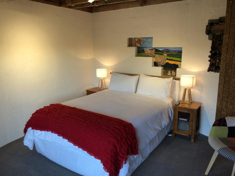 Bed In A Shed Too - Accommodation Main Beach 2