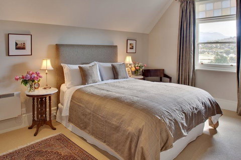 Bellerive House - Accommodation Main Beach 1