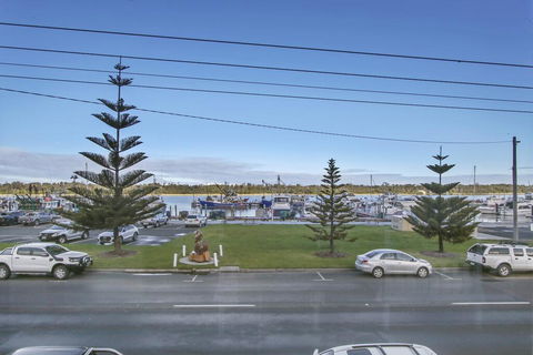 Bellevue On The Lakes - Accommodation Main Beach 1