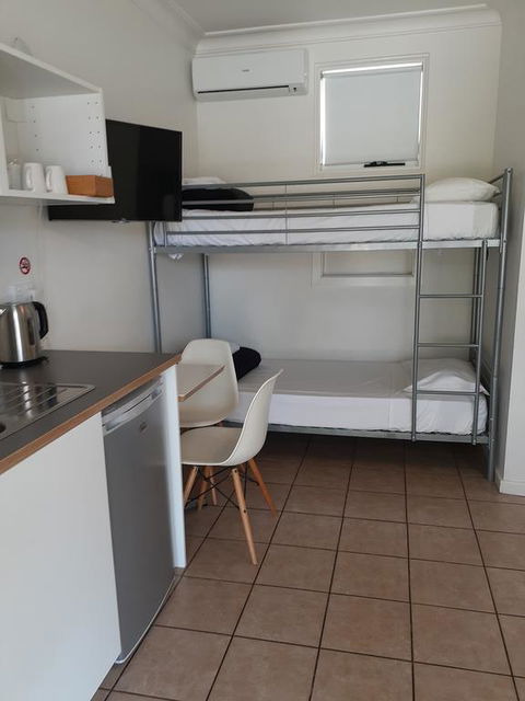Belmont Palms Motel - Accommodation Main Beach 2