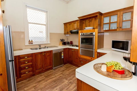 Best Central House - SLEEPS 11 !! - Accommodation Main Beach 2