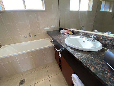 Best Western Plus All Settlers Motor Inn - Accommodation Main Beach 2