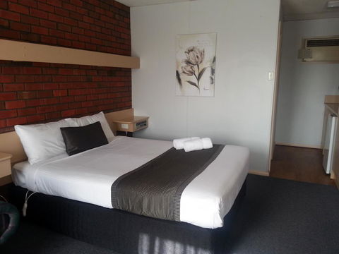 Big Valley Lakeside Paradise Motor Inn - Accommodation Main Beach 1