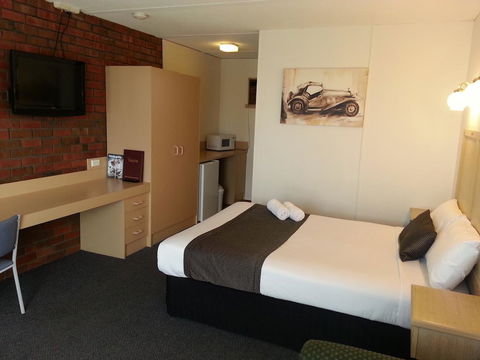 Big Valley Lakeside Paradise Motor Inn - Accommodation Main Beach 2