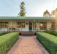 Birds 'n' Bloom Cottages - Accommodation Main Beach