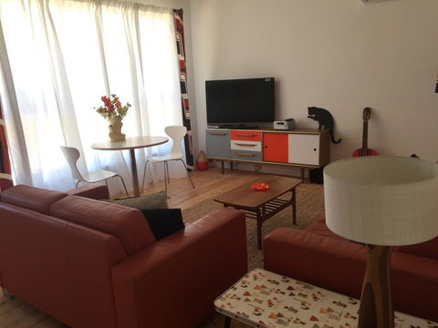 Black Cat Retreat Holiday Home - Accommodation Main Beach 0