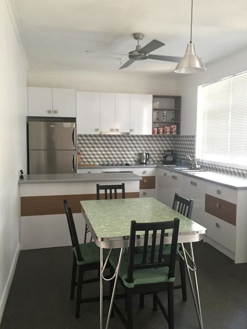 Black Cat Retreat Holiday Home - Accommodation Main Beach 3
