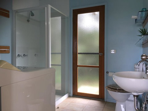 Black Cockatoo Cottages - Accommodation Main Beach 3