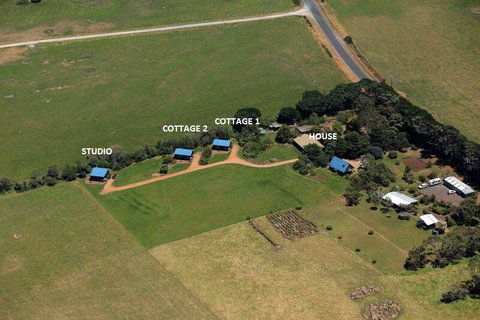 Black Cockatoo Cottages - Accommodation Main Beach 0