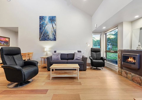 Blackout - Accommodation Main Beach 3