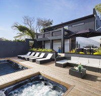 Blairgowrie Oasis Luxury retreat with spapool fireplace golf putting green - Accommodation Main Beach