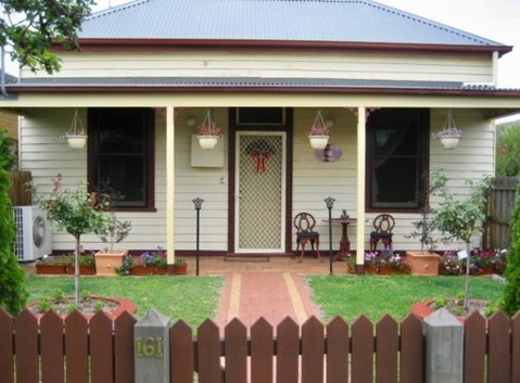 Bloomsbury Cottage - Accommodation Main Beach 1