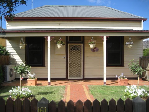 Bloomsbury Cottage - Accommodation Main Beach 0