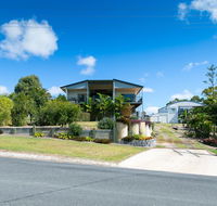 Blue Water Retreat - Upstairs  Downstairs - Accommodation Main Beach