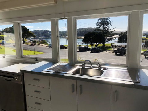 Bluewater House - Accommodation Main Beach 1