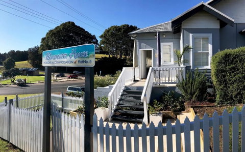 Bluewater House - Accommodation Main Beach 0