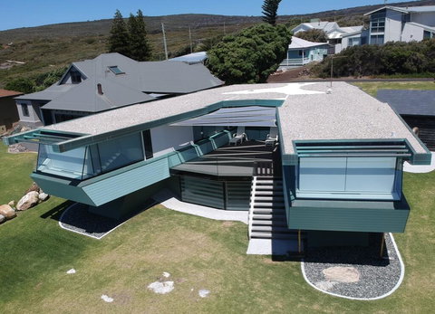 Boathouse - Nearly In The Water And Wonderful Views - Accommodation Main Beach 1