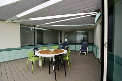 Boathouse - Nearly In The Water And Wonderful Views - Accommodation Main Beach 2