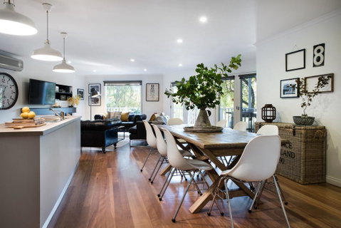 Boatshed House - Accommodation Main Beach 3