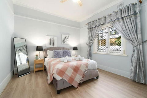 The Newly Renovated - Maylands Vacation Home - Accommodation Main Beach 1