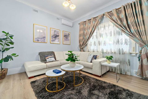 The Newly Renovated - Maylands Vacation Home - Accommodation Main Beach 2