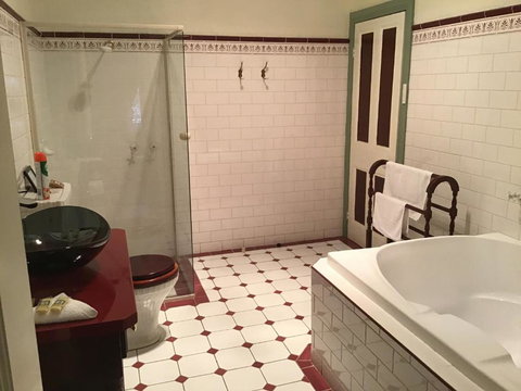 The OldDevonshire House - Accommodation Main Beach 3