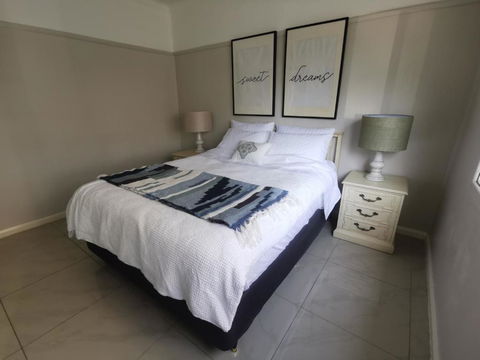 Three Bedrooms House - Accommodation Main Beach 0