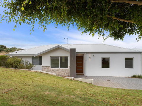 Three Bedroom, Two Bathroom Family Home - Accommodation Main Beach 0