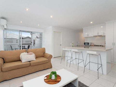 Three Bedroom, Two Bathroom Family Home - Accommodation Main Beach 1
