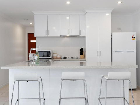 Three Bedroom, Two Bathroom Family Home - Accommodation Main Beach 2