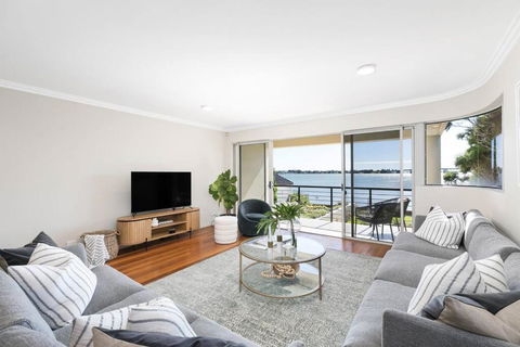 Waterfront Duplex 5 Bedrooms 5 Bathrooms - Accommodation Main Beach 0
